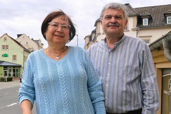 Erleichterung in Flöha: Frauenarztpraxis von Kerstin Garbe bleibt geöffnet - Dr. Dietmar Garbe und Diplom-Medizinerin Kerstin Garbe vor ihrer Praxis an der Augustusburger Straße. Die HNO-Praxis schließt zum Monatsende, für die Frauenarztpraxis gibt es eine Nachfolge.