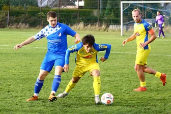 Erleichterung ist riesig: Fußballer aus Königswalde und Gelenau beenden schwarze Serien - Albrecht Seidler (l.), hier gegen Zschopaus Johannes Findeisen, eröffnete den Torreigen beim 4:0-Sieg der Königswalder.
