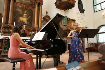 Erlesenes aus dem Norden und Erdbeerwaffeln zum Augustusburger Musiksommer - In der Stadtkirche St. Petri verzauberten am Samstag Cristina Allés Dopico (Klavier) und Nora Scheidig (Violine) die rund 450 Besucher der beiden Kurzkonzerte des Augustusburger Musiksommers.