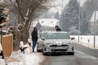 Erlkönige in Chemnitz erwischt: Welches Modell verbirgt sich unter der Tarnung? - Diese beiden Erlkönige parkten am Freitagmorgen in Chemnitz an der Augustusburger Straße.