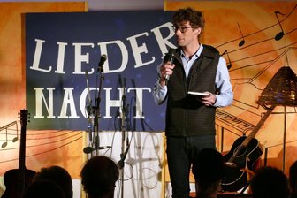 Erlös der Zschopauer Liedernacht übertrifft Erwartungen - Aus dem Organisationsteam stand diesmal Liedermacher Jonathan Leistner mit auf der Bühne.