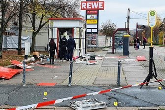 Ermittler dürfen Mautdaten nicht nutzen - Zerstörter Sparkassen-Container, ein Trümmerfeld am Morgen des 17. November in Plauen-Chrieschwitz: Die Verur-sacher der Explosion sind mit ihrer Beute, einer erheblichen Menge Bargeld, entkommen.