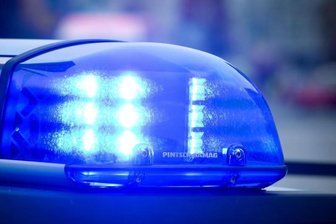 Das Blaulicht an einem Polizeiauto leuchtet.