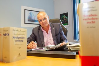Ermittlungen gegen Plauens Baubürgermeisterin: Anwalt kritisiert Staatsanwaltschaft - Rechtsanwalt Herbert Posner kritisiert das Vorgehen der Staatsanwaltschaft.