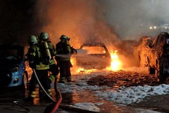 Ermittlungen wegen angezündeter Autos in Oelsnitz eingestellt - Brandeinsatz auf dem Mitarbeiterparkplatz der FSG in Oelsnitz: Ein Auto brannte lichterloh, zehn weitere Pkw wurden wegen der Hitze mehr oder weniger stark beschädigt.