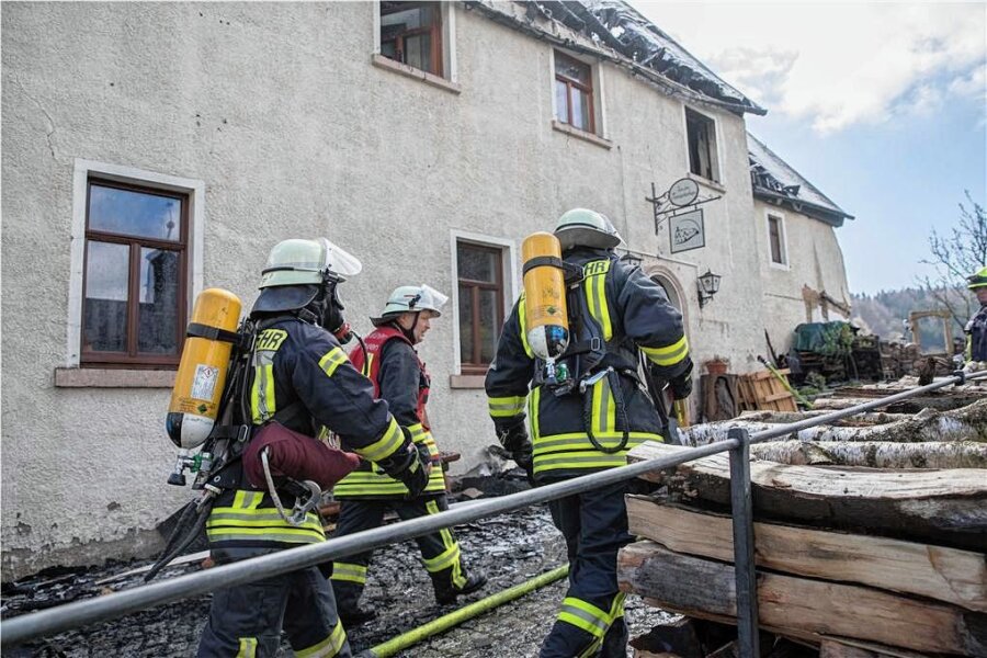 Ermittlungen zu Brand in Rechenberg laufen - Die Feuerwehren konnten in Rechenberg ein Übergreifen des Brandes auf Nachbargebäude verhindern. 