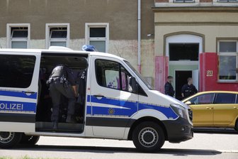 Ermittlungsverfahren - Polizei durchsucht Haus - 
