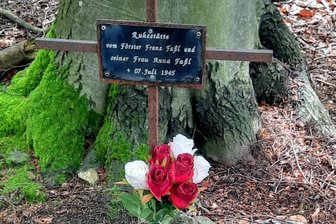 Ermordet im Sommer 1945: Försterehepaar von Böhmisch Reizenhain bei Spaziergang am Sonntag im Mittelpunkt - Das Grab des Försterehepaars Faßl, umgebracht bei der ersten Welle der Vertreibung im Sommer 1945.