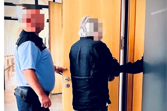 Ermordeter Insolvenzverwalter in Dresden: Was wusste der Gärtner? - Der Hausmeister auf dem Weg in den Gerichtssaal.