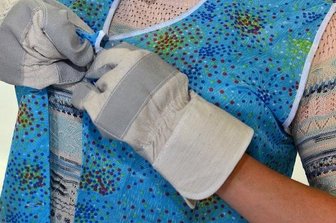 Erna kriegt den Knopf nicht zu - Vor allem ältere Demenzerkrante haben beim Ankleiden zusätzlich mit körperlichen Einschränkungen zu tun.