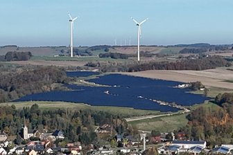 Erneuerbare Energien in Westsachsen: Windkraft und Solaranlagen sorgen für Wachstum - 2025 ging der Solarpark Schönau ans Netz, dahinter die Windräder an der A 72.