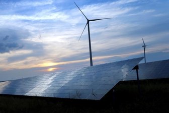 Während es beim Thema Windräder im Vogtland Gegenwind von Bürgern gibt, läuft es beim Thema Photovoltaik besser. Viele Häuslebauer würden sich Anlagen aufs Dach setzen. 