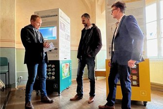 Erneuerbare Energien werden in Frankenberg einfach erklärt - Die Sächsische Energieagentur (Saena) zeigt im Ratskeller in Frankenberg ihre Wanderschau Erneuerbare Energien. René Otparlik und Florian Aurich (beide Stadtverwaltung) sprachen mit Saena-Berater Hannes Gerold (v.l.).