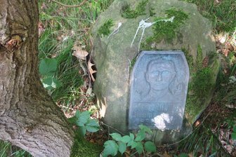 Erneuerung des Haller-Gedenksteins in Oelsnitz: Zeitplan steht - Der Haller-Gedenkstein im Oelsnitzer Stadtwald Röhrholz wird in diesem Jahr erneuert.