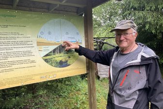 Erneuerung von Moorlehrpfad im Vogtland: Weitere Unterstützer gesucht - Michael Thoß ist mit Leib und Seele Naturschützer. Als solcher führt er Interessierte gerne auch über den Moorlehrpfad in Hammerbrücke.