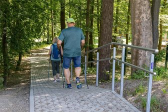 Erneuerungen in Ellefeld: Sicherheit von Park und Brücken verbessert - Der Weg am oberen Eingang zum Ellefelder Park hat in den letzten Wochen eine neue Befestigung und ein längeres Geländer bekommen, an dem sich auch kleinere Kinder festhalten können.