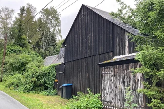 Erneut 150.000 Euro Mindestgebot für Heinecke-Haus in Bobenneukirchen - Für das Haus der verstorbenen Künstlerin Regine Heinecke, im Foto die Atelierscheune, wird ein Käufer gesucht.