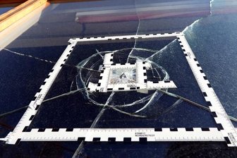 Erneut Angriff auf Lokomov in Chemnitz: Unbekannte beschädigen Fenster - Unbekannte haben am Donnerstagmorgen erneut die von einem Verein betriebenen Bar "Lokomov" an der Augustusburger Straße in Chemnitz angegriffen.