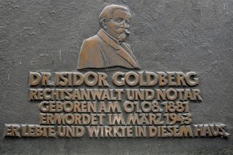Erneut antisemitischer Vorfall: Gedenktafel für bekannten Plauener Juden beschmiert - Die Gedenktafel hängt seit 1996 an der Krausenstraße 2. Nun ist sie beschmiert worden.
