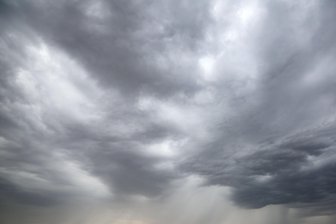 Erneut Astbruch-Gefahr: Wetterdienst warnt für Teile des Vogtlands vor Sturmböen - Nach der Hitze vom Wochenende warnt der Wetterdienst für Teile des Vogtlands vor Sturmböen.