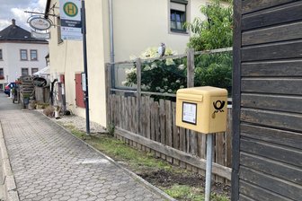 Erneut Attacke auf Zigarettenautomat an der Pöhl: Was bisher bekannt ist - Ein heller Fleck auf dem Gehweg - mehr ist nicht übrig vom zerstörten Automaten.
