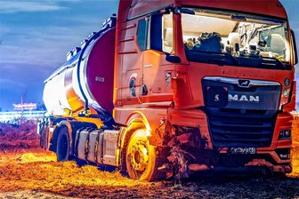 Erneut auf der A 14: Unfall mit Gefahrgut-Transporter bei Döbeln - Ein mit Bio-Diesel beladener Gefahrgut-Lkw aus Polen kam am Montagabend auf der A 14 bei Döbeln von der Fahrbahn ab.