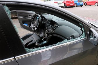 Im Falle von eingeschlagenen Scheiben, wie in diesem Archivbild, sollen Betroffene sofort die Polizei rufen.