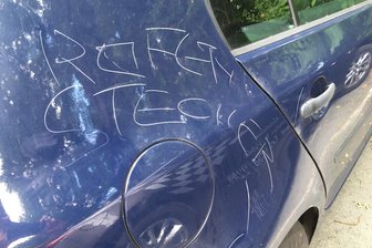 Erneut Auto in Meeraner Innenstadt zerkratzt - Der Schaden am Auto wird auf 500 Euro geschätzt.
