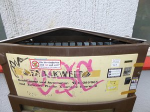 Erneut Automatensprengungen in Zwickau-Neuplanitz - Aus diesem Automaten in Neuplanitz holten die Täter Zigaretten im Wert von 260 Euro, also etwa 40 Schachteln.