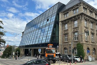 Erneut Bauarbeiten an sanierter Plauener Rathausfassade: Was ist denn da schon wieder los? - Neue Arbeiten an der eigentlich sanierten Rathausfassade.