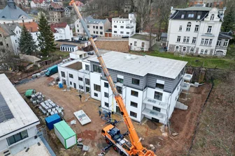 Erneut Bauleute am DRK-Standort in Werdau: Wohnanlage nun mit Balkonen ausgestattet - Die neue Wohnanlage hinter der Geschäftsstelle des DRK-Kreisverbandes Zwickauer Land hat vor Kurzem Balkone erhalten. Schon fünf der insgesamt 18 Wohneinheiten sind bereits fest vermietet.
