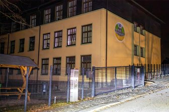 Erneut Bombendrohungen gegen Schulen im Erzgebirge - In der Oberschule in Grünhain-Beierfeld brannte in der Nacht Licht. Die Polizei durchsuchte das Gebäude.