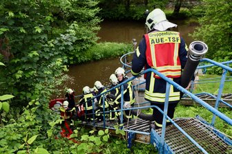 Erneut Brand auf Recyclinggelände in Alberoda: Feuerwehr muss Wasser aus Mulde fördern - Die Feuerwehr muss zur Brandbekämpfung Wasser aus der nahen Mulde fördern.