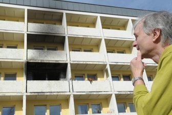 Verkohlter Balkon eines Fünfgeschossers 