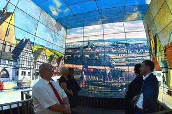 Erneut Debatte um Sachsentag in Frankenberg - Ministerpräsident Michael Kretschmer (rechts) hatte Bürgermeister Thomas Firmenich (links) den Tag der Sachsen angetragen (im Bild im Frankenberger Museum Zeit-Werk-Stadt). Um Ausrichtung und Finanzierung des Sachsentages und der Kulturgesellschaft ist eine Debatte entbrannt.