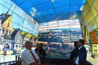 Erneut Debatte um Sachsentag - Sachsens Ministerpräsident Michael Kretschmer (r.) hatte Bürgermeister Thomas Firmenich (l.) den Tag der Sachsen angetragen. Hier stehen sie im Timecube des Museums Zeit-Werk-Stadt der Frankenberger Kulturgesellschaft FKG. Um Ausrichtung und Finanzierung des Sachsentages und die FKG ist eine Debatte entbrannt.
