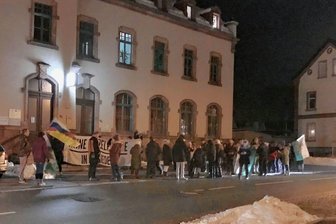 Erneut Demonstration gegen Flüchtlinge in Chemnitz-Einsiedel - Die Demonstranten am Mittwochabend vor dem Einsiedler Rathaus.