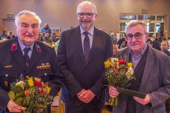 Erneut drei Erzgebirger für ehrenamtliches Engagement gewürdigt - Zum Neujahrsempfang der Gemeinde Raschau-Markersbach im „Kaiserhof“ wurden Hartmut Lauckner und Manfred Meyer (r.) sowie Ingrid Porstmann (nicht im Bild) von Bürgermeister Frank Tröger (M.) mit dem Emmlertaler ausgezeichnet.