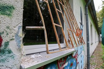 Erneut Einbrüche in Meerane: Nach der Tännichtschule wird die Annaparkhütte zum Ziel der Täter - Die Polizei ermittelt nach einem Einbruch in die Annaparkhütte in Meerane. Ein vergittertes Fenster wurde aufgebrochen.