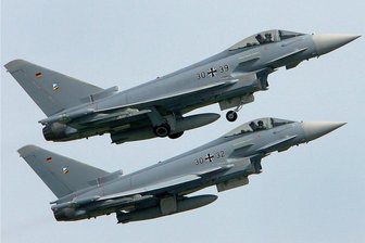 Erneut Eurofighter über dem Vogtland unterwegs - Über dem Vogtland sind in diesen Tagen vermehrt Flugmanöver von Eurofightern wahrzunehmen. Das Symbolfoto zeigt zwei Kampfjets auf dem Fliegerhorst Laage bei Rostock.