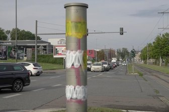 Mit gelber und weißer Farbe wurde der Blitzer beschmiert.