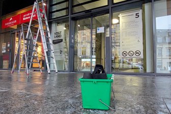 Erneut Farbattacke auf das Landratsamt in Plauen - Eine Reinigungsfirma beseitigte am Donnerstag die Spuren der Farbattacke im Eingangsbereich des Plauener Landratsamtes.