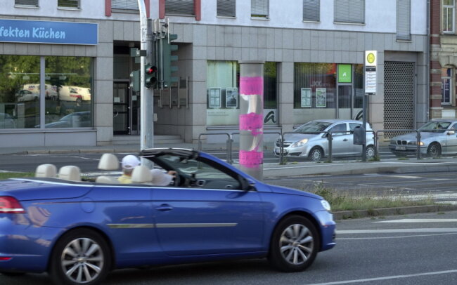 Erneut Farbattacke auf stationären Blitzer in Chemnitz - Pink sieht der Blitzer an der Zwickauer Straße aus.