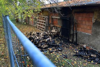 Erneut Feuer in Hainichen - Brandserie reißt nicht ab - In der Nacht zum Sonntag hat dieses Gebäude des Hainichener Bauhofs, das sich unmittelbar am Bahndamm befindet, gebrannt.