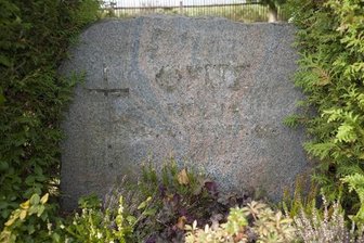 Erneut Friedhofsschändungen: Diebe plündern weitere 37 Gräber - Diebe haben die metallenen Lettern von Grabsteinen entwendet. Aufnahme aus Schneidenbach.