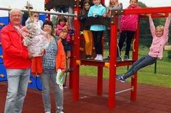 Erneut Großspende für Schule - Frank und Andrea Schlegel haben mit ihrer Stiftung für die Fraureuther Grundschule ein neues Spielgerät finanziert.
