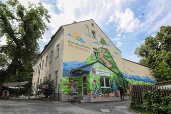 Erneut Hakenkreuzschmiererei an Fassade der Plauener Kita Am Rähnisberg - Mit einem Wandbild ist die Fassade der Kita Am Rähnisberg bemalt. Unbekannte hinterließen dort nun erneut Symbole mit NS-Hintergrund.
