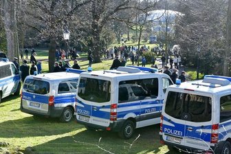 Erneut Hunderte bei Montagsspaziergang in Freiberg - Mehrere Hundert Menschen sind wie in den Vorwochen auch am Montagabend in den Freiberger Albertpark gekommen.