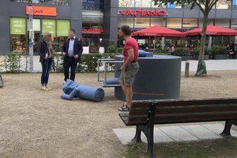 Die Karl-Marx-Wackelfigut am Boden.