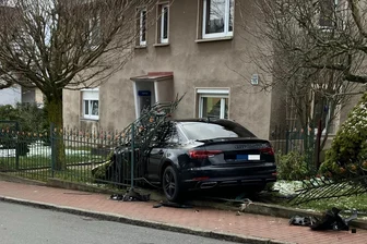 Erneut landet Auto in Adorfer Vorgarten: Kommt bald Tempo 30 auf der Ortsdurchfahrt? - Ein Auto durchbricht einen Gartenzaun an der Adorfer Hauptstraße - keine Seltenheit für die Anwohner. Könnte eine Tempobegrenzung helfen?